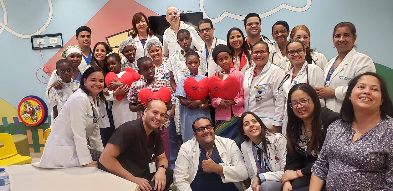 The entire Santo Domingo clinical team poses with all of the mission patients during their recovery.